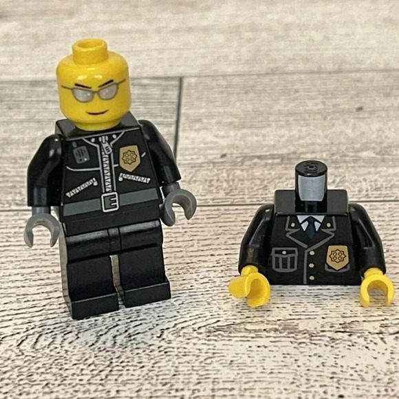 1 LEGO Minifigure Police Officer 1 Police Officer Torso - Picture 1 of 3